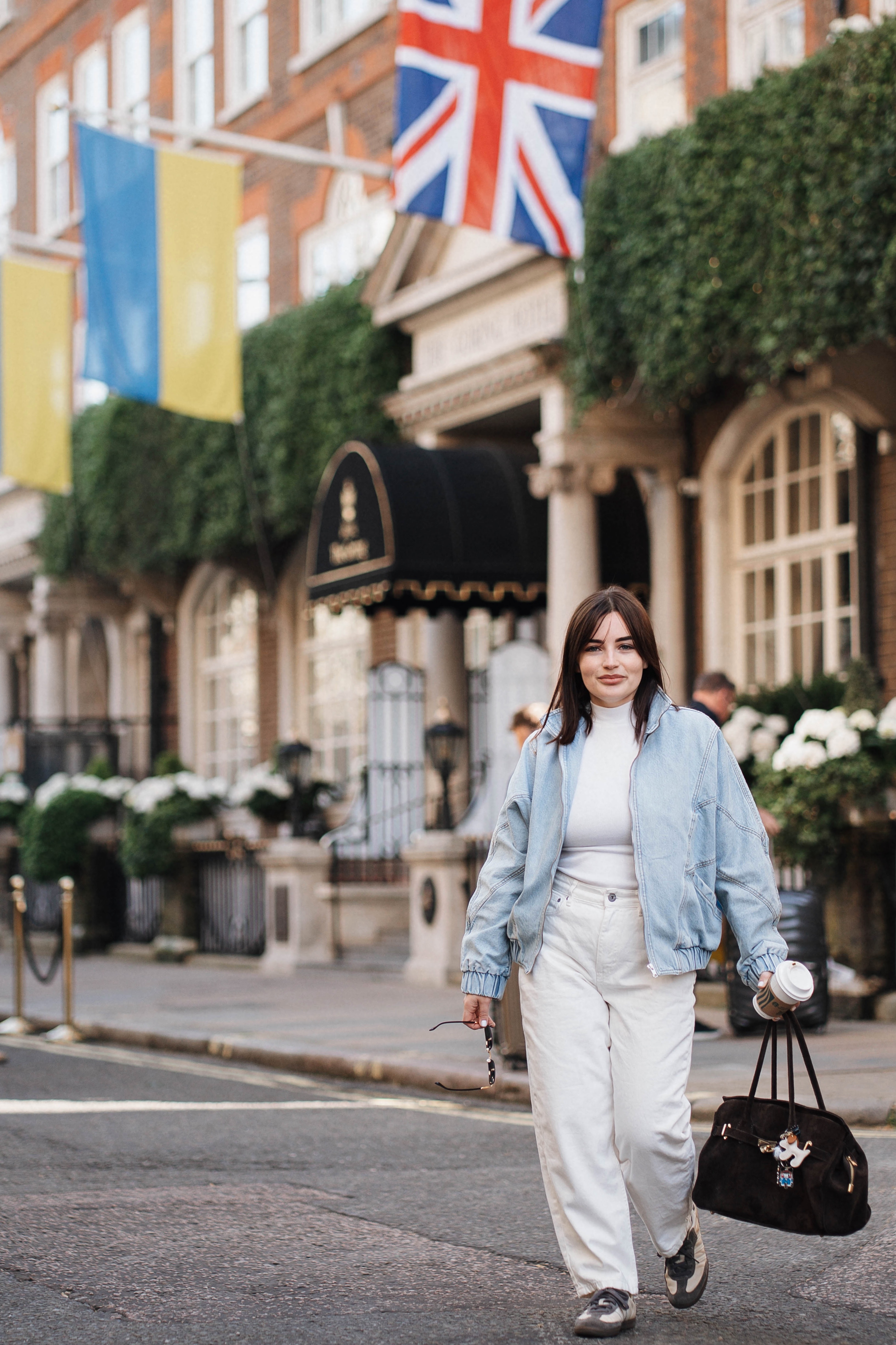 Студент вчить англійську